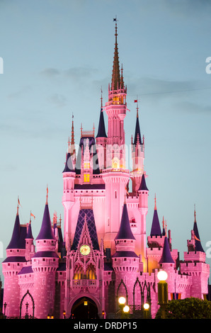 Das Magic Kingdom Castle im Walt Disney World, Orlando, Florida in den frühen Abendstunden beleuchtet. Stockfoto