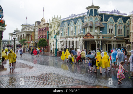 Schwere Regen fällt auf Main Street USA im Magic Kingdom im Walt Disney World in Orlando, Florida Stockfoto