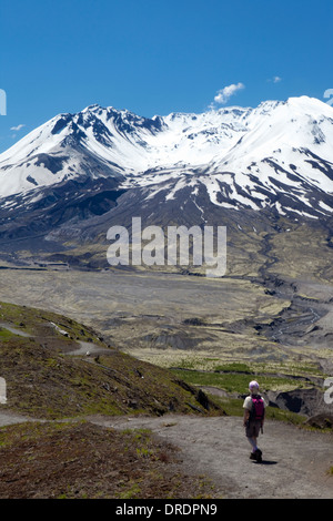 Ein Wanderer genießt den Anblick des Mt. St. Helens Johnstone Grat in Mount St. Helens National Volcanic Monument, Washington. Stockfoto