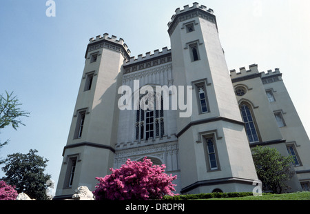 Die 1850er Jahre Louisiana Old State Capitol ist eine imposante neugotischen architektonischer Schatz auf einer Klippe Mississippi Fluß in Baton Rouge, Louisiana, USA. Stockfoto