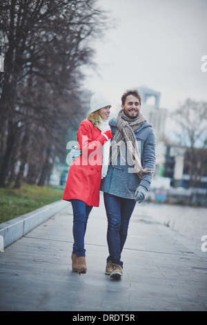 Porträt von liebevollen paar bei einem Spaziergang im herbstlichen park Stockfoto