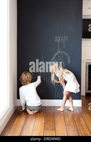 Geschwister, die Schrift an Tafel Wand Stockfoto