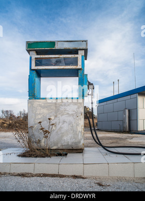 Vintage alte Zapfsäule am blauen Himmel Stockfoto