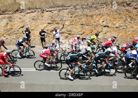 Myponga, South Australia, Australien, 24. Januar 2014. Fahrer, vorbei an der König des Berges Ziellinie bei Myponga in 2014 Santos Tour Down Under. Stockfoto