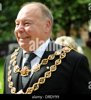 Oberbürgermeister von Birmingham und Stadtrat John Linien Mitglieder und Trainer der Olympischen USA und Jamaika laufen Mannschaften teilnehmen einen Olympischen Service an der Birmingham Kathedrale in Birmingham, England - 21.07.12 Stockfoto