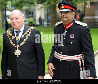 Herr Paul Sabapathy CBE und Oberbürgermeister von Birmingham und Stadtrat John Linien Mitglieder und Trainer der Olympischen USA und Jamaika laufen Mannschaften teilnehmen einen Olympischen Service an der Birmingham Kathedrale in Birmingham, England - 21.07.12 Stockfoto