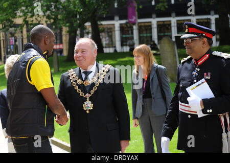 Herr Paul Sabapathy CBE und Oberbürgermeister von Birmingham und Stadtrat John Linien Mitglieder und Trainer der Olympischen USA und Jamaika laufen Mannschaften teilnehmen einen Olympischen Service an der Birmingham Kathedrale in Birmingham, England - 21.07.12 Stockfoto