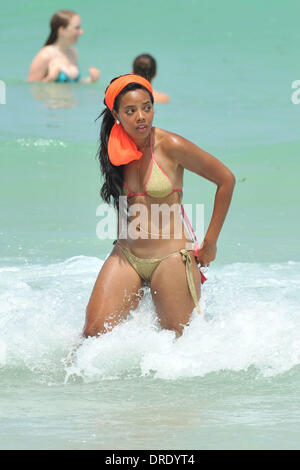 Angela Simmons Zeigt Ihren Korper In Einem Blau Gestreiften Bikini Am Strand In Miami Beach In Miami Florida 23 07 12 Stockfotografie Alamy