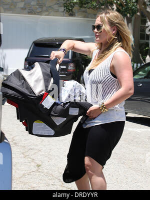 Hilary Duff trägt ihren Sohn Luca Cruz Comrie in ein privates Wohnhaus in Beverly Hills Beverly Hills Kalifornien - 21.07.12 Stockfoto