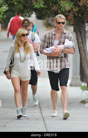 Elsa Pataky, Ehemann Chris Hemsworth und ihre Tochter Rose Indien unterwegs in Santa Monica. Chris sieht begeistert, wie er der kleinen Tot in seinen Armen getragen. Los Angeles, Kalifornien - 21.07.12 Stockfoto