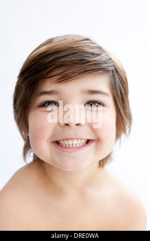 Porträt eines lächelnden kleinen Jungen Stockfoto