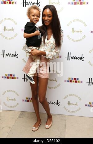 Jourdan Dunn Harrods Spielzeug Königreich VIP Launch party - Ankünfte London, England - 22.07.12 Credit: WENN.com Featuring: Jourdan Dunn, Sohn Riley Where: London, Vereinigtes Königreich bei: 22. Juli 2012 Stockfoto