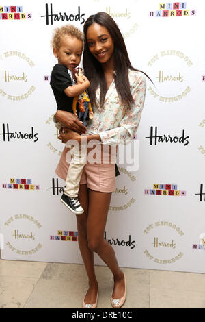 Jourdan Dunn Harrods Spielzeug Königreich VIP Launch party - Ankünfte London, England - 22.07.12 Credit: WENN.com Featuring: Jourdan Dunn, Sohn Riley Where: London, Vereinigtes Königreich bei: 22. Juli 2012 Stockfoto