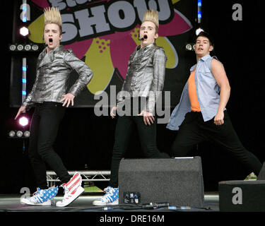 Jedward, die live auf der Show von Glasgow Glasgow Green Glasgow, Schottland - 22.07.12 Stockfoto