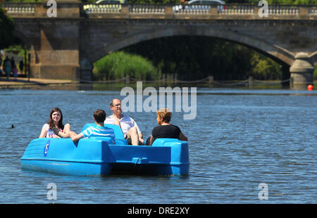 Menschen genießen das warme Wetter auf dem Serpentine Lake im Hyde Park London, England - 23.07.12 Stockfoto