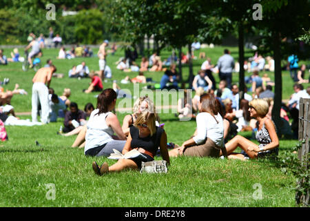 Londoner genießen Sie die Sonne im Hyde Park an einem sehr warmen Nachmittag in der Hauptstadt. Den letzten Wetter warmen eine willkommene Abwechslung nach einem miserablen Start in die britische Sommer. Erfahrenste des Vereinigten Königreichs hat heftige Regenfälle und einige Bereiche wurden unter schweren Überschwemmungen.  London, England - 23.07.12 Stockfoto