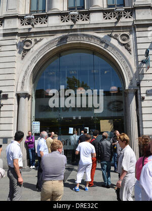 Bank of Ireland auf O' Connell Street wurde heute geschlossen wegen einer Handvoll Demonstranten besetzen Dame Street-Bewegung hält einen Sit-Down Protest im Foyer der Bank Dublin, Irland - 23.07.12. Stockfoto