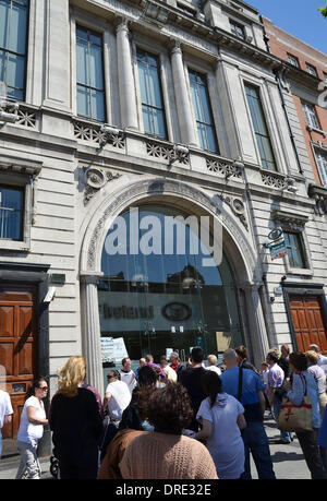 Bank of Ireland auf O' Connell Street wurde heute geschlossen wegen einer Handvoll Demonstranten besetzen Dame Street-Bewegung hält einen Sit-Down Protest im Foyer der Bank Dublin, Irland - 23.07.12. Stockfoto