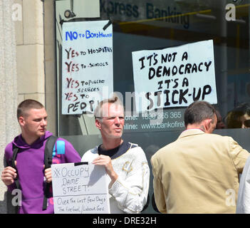 Bank of Ireland auf O' Connell Street wurde heute geschlossen wegen einer Handvoll Demonstranten besetzen Dame Street-Bewegung hält einen Sit-Down Protest im Foyer der Bank Dublin, Irland - 23.07.12. Stockfoto