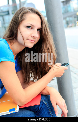 Porträt eines Mädchens in der Stadt. Stockfoto