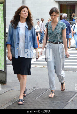 Keira Knightley und Catherine Keener auf dem Filmset "Can A Song Save Your Life" New York City, USA - 23.07.12 Stockfoto