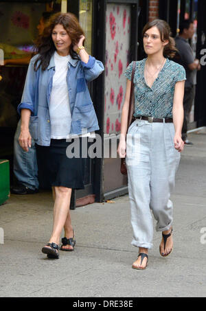 Keira Knightley und Catherine Keener auf dem Filmset "Can A Song Save Your Life" New York City, USA - 23.07.12 Stockfoto