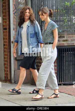 Keira Knightley und Catherine Keener auf dem Filmset "Can A Song Save Your Life" New York City, USA - 23.07.12 Stockfoto