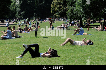 Die Menschen genießen das heiße Wetter im Hyde Park London, England - 24.07.12 Stockfoto