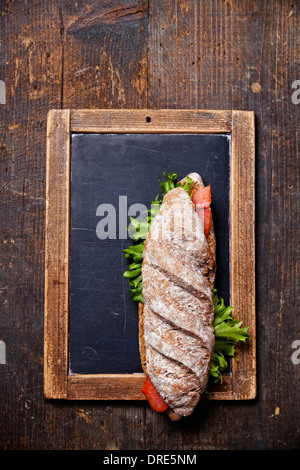 Sandwich mit geräuchertem Lachs auf Vintage Schiefer Kreide Board Hintergrund Stockfoto