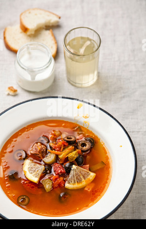 Soljanka-russische Suppe mit Fleisch, Wurst und Oliven Stockfoto