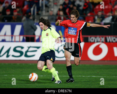 Lionel Messi steuert den Ball während eines Spiels gegen Real Mallorca in der spanischen Balearen-Insel. Stockfoto