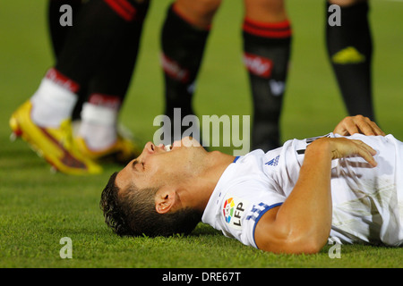 Real Madrid Fußball Spieler Cristiano Ronaldo Gesten am Boden nach einem Zweikampf während eines Spiels auf Mallorca. Stockfoto