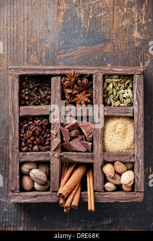 Sortiment an Gewürzen und Kaffeebohnen in Holzkiste Stockfoto