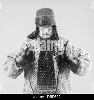 Gefrorene Mann mit dem Starthilfekabel, schwarz / weiß Bild Stockfoto