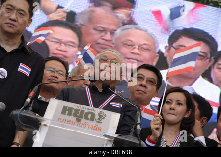 Suthep Thaugsuban Generalsekretär der Demokratischen Partei macht eine Rede gegen den Amnesty-Wechsel bei am Bahnhof Samsen. Stockfoto