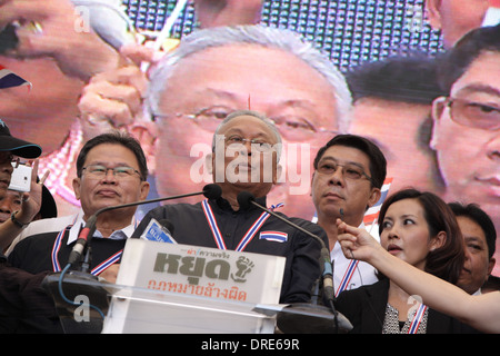 Suthep Thaugsuban Generalsekretär der Demokratischen Partei macht eine Rede gegen den Amnesty-Wechsel bei am Bahnhof Samsen. Stockfoto