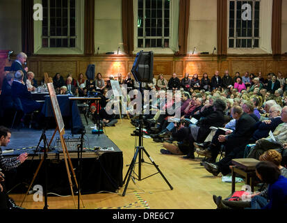 Camden, London, UK. 24. Januar 2014. Stanley Johnson (Boris Johnsons Vater) Adressen ein öffentlicher Protest treffen im Cecil Sharp Haus gegen die HS2-Vorschläge für Camden London. Die Gruppe soll einen Tunnel, der Verbindung zwischen HS1 und HS2 und eine Doppeldecker-Station Euston zur Verringerung der Evioronmental Auswirkungen des Projekts HS2 auf die lokale Gemeinschaft zu bilden. Andere Sprecher Frank Dobson MP für Camden und Chris Naylor ward Desenzano. Bildnachweis: Martyn Goddard/Alamy Live-Nachrichten Stockfoto