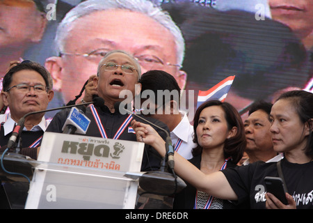 Suthep Thaugsuban Generalsekretär der Demokratischen Partei macht eine Rede gegen den Amnesty-Wechsel bei am Bahnhof Samsen. Stockfoto