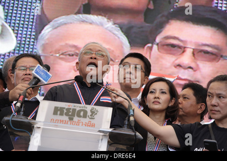 Suthep Thaugsuban Generalsekretär der Demokratischen Partei macht eine Rede gegen den Amnesty-Wechsel bei am Bahnhof Samsen. Stockfoto