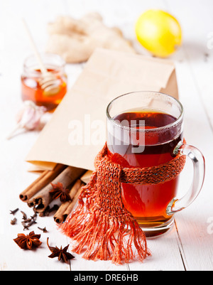 Tasse heißen Tee mit Zitrone, Zimtstangen und Sternanis Stockfoto