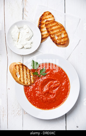 Tomatensuppe Gazpacho auf weißem Holz Hintergrund Stockfoto