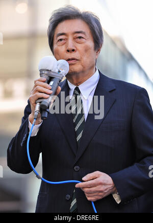 Tokio, Japan. 23. Januar 2014. Japans ehemalige Premierminister Morihiro Hosokawa Menschen während seiner Straße Rallye für Tokio Gouverneurswahl in Shibuya, Tokyo, Japan, am 23. Januar 2014 spricht. Bildnachweis: AFLO/Alamy Live-Nachrichten Stockfoto