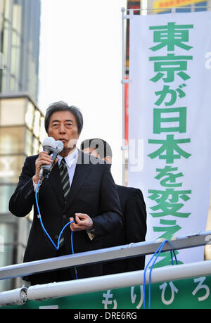 Tokio, Japan. 23. Januar 2014. Japans ehemalige Premierminister Morihiro Hosokawa Menschen während seiner Straße Rallye für Tokio Gouverneurswahl in Shibuya, Tokyo, Japan, am 23. Januar 2014 spricht. Bildnachweis: AFLO/Alamy Live-Nachrichten Stockfoto