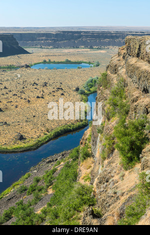 Sun Lakes - Dry Falls State Park, Zentral Washington State, USA. Dry Falls Lake ist im Vordergrund und Perch Lake dahinter. Stockfoto