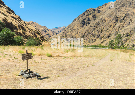 Wegweiser zu David Kirk Grab, Kirkwood historischen Ranch, am Snake River, im Hells Canyon National Recreation Area, Idaho, USA. Stockfoto