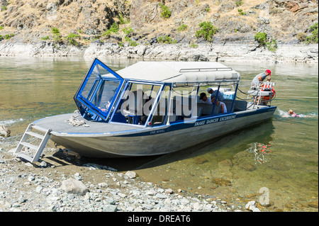 Jet-Boot im Hells Canyon, am Snake River bildet die Grenze zwischen Idaho und Oregon, USA. Stockfoto