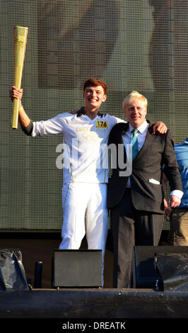 Tyler Rix und Bürgermeister von London, Boris Johnson Olympic Torch Relay Coca-Cola Konzert im Hyde Park London, England - 26.07.12 Kredit obligatorisch: PBI/WENN.com Stockfoto