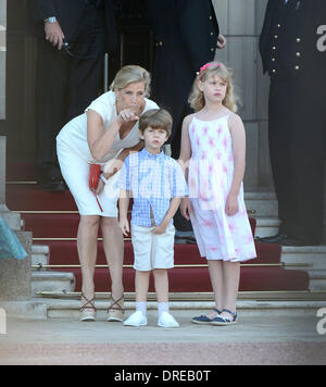 Sophie, Gräfin von Wessex und Tochter Lady Louise Windsor Wuith Sohn James, Viscount Severn Willkommen das Olympische Feuer zum Buckingham Palace während der Olympic Torch Relay London, England - 26.07.12 Stockfoto