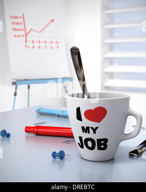 Nahaufnahme eines Bechers, wo es geschrieben steht, ich liebe meinen Job und ein Flipchart mit einem wachsenden Diagramm. Konzept-BAV Bussiness Leistung Stockfoto