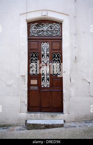 Kunstvollen traditionellen französischen Stadthaus Tür in Saint-Daume-la-Perche, Haute-Vienne, Dordogne, Frankreich mit weißen Schmiedeeisen Stockfoto